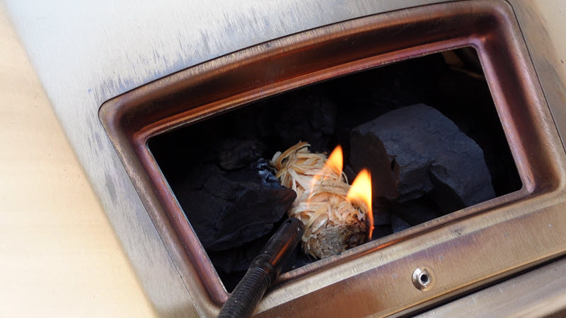 Le Ooni Karu peut être alimenté initialement au bois ou au charbon. Un module additionnel, vendu séparément, permet de l'alimenter au gaz.