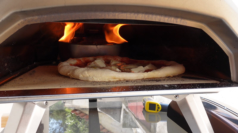 Cuisson d'une pizza au feu de bois avec le Ooni Karu 12