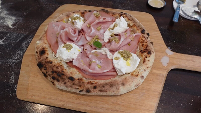 Pizza blanche avec burrata par dessus