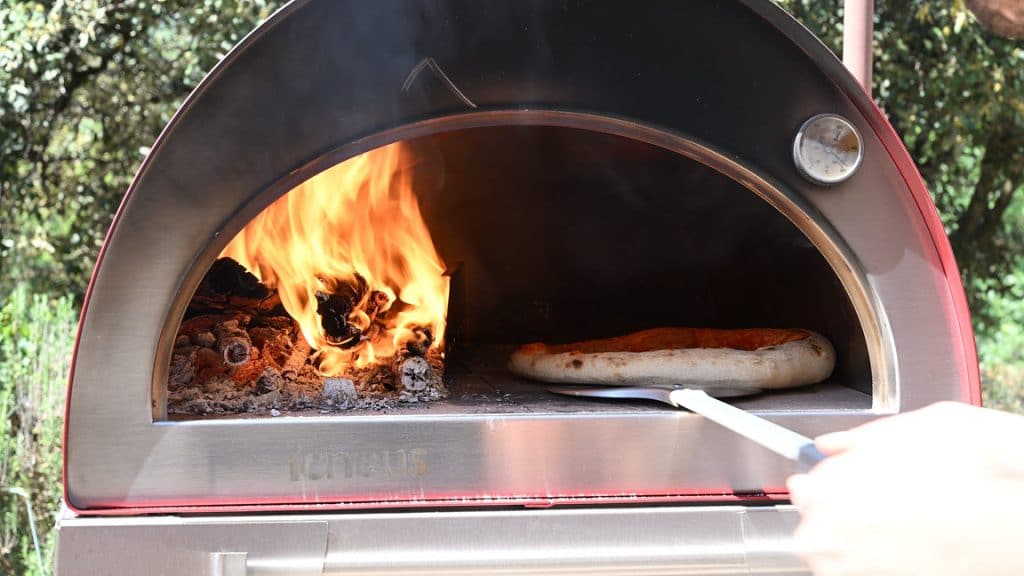 Pelle ronde dans four a pizza bois Igneus Classico