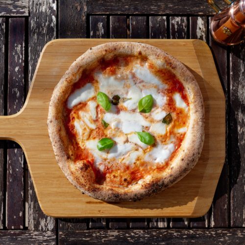 Pizza Margherita sur une planche en bois