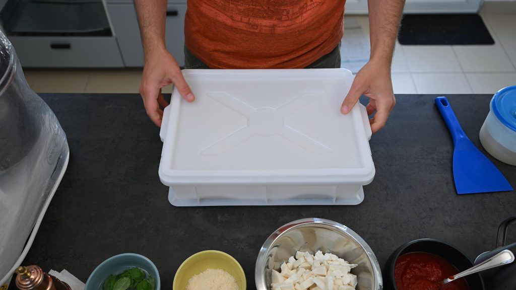 Pâtons qui reposent dans une caisse