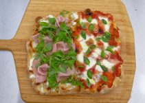 Recette de pizza bi-goût préparée au four ménager Recette de pizza bi-goût préparée au four ménager