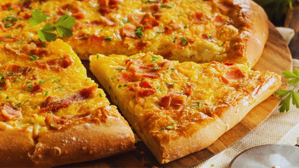 Pizza petit déjeuner bacon et œufs