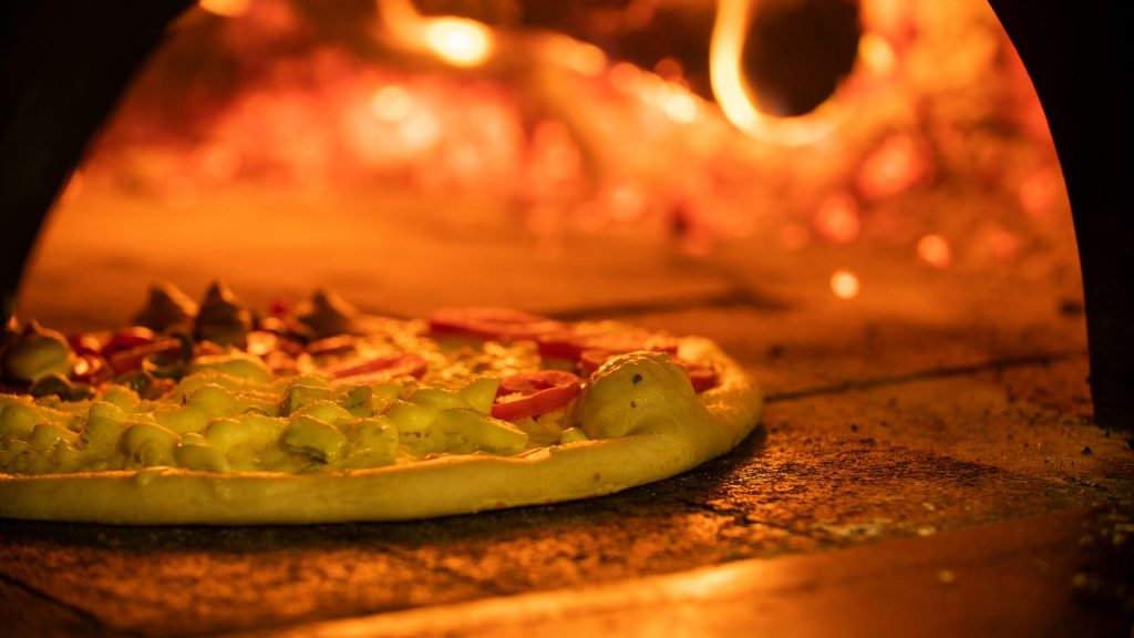 pizza au coin du feu de bois