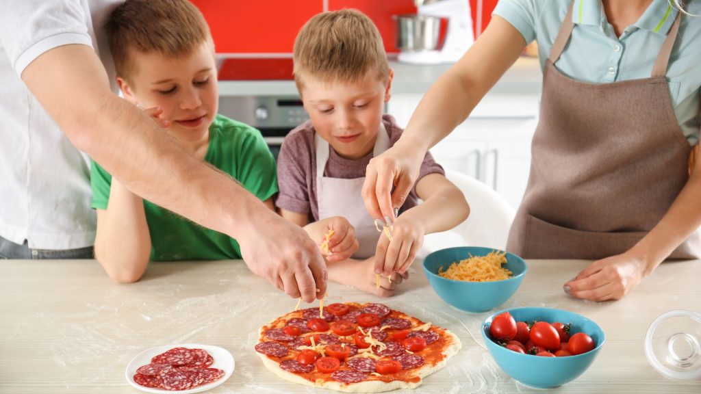 Parents et enfants en pleine séance de pizza