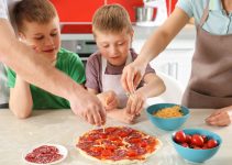 Trois recettes de pizza amusantes à réaliser avec des enfants par temps pluvieux Trois recettes de pizza amusantes à réaliser avec des enfants par temps pluvieux