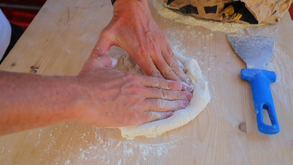 Vito Iacopelli étendre la pizza surfermentée avec de la farine