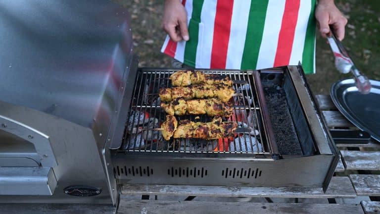 Cuisson brochettes de poulet au barbecue Vulcano TAAL